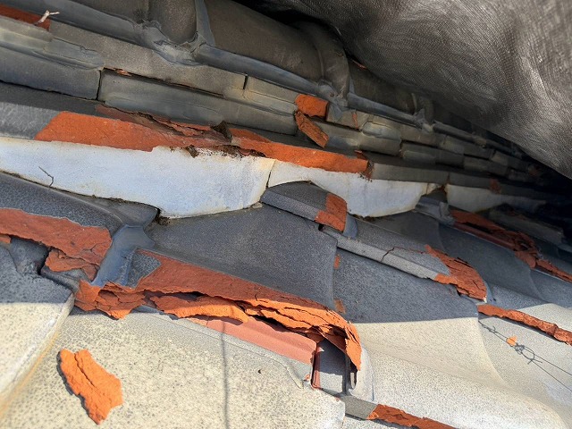 棟下地が露出した屋根