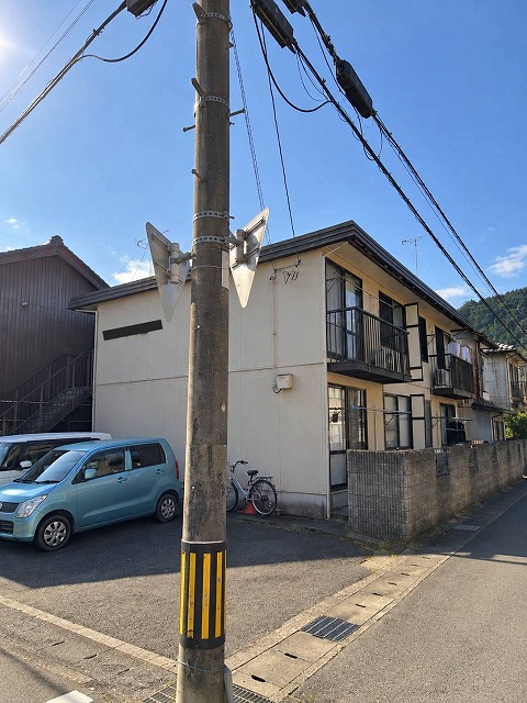 綾部市でアパート調査、13年経過した屋根と鼻隠しに塗膜剥がれや錆を確認