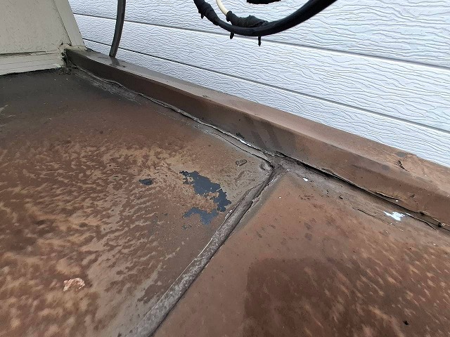 福知山市で勾配不良が原因の雨漏りに注意、屋根やベランダに起こる水たまりと防水劣化の危険性