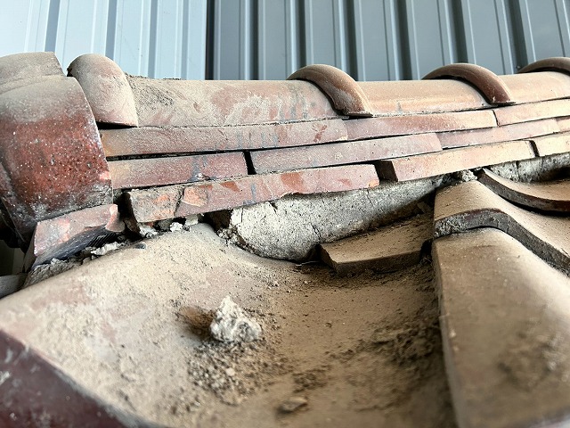 福知山市で屋根無料点検を依頼する前に知りたい棟板金の浮きと瓦のズレが招く雨漏りリスク