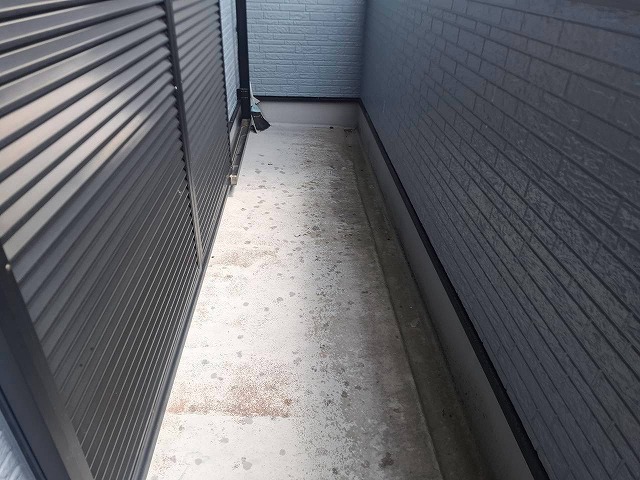 綾部市 ベランダ雨漏りの原因と対策とは？防水層の劣化や排水不良を見極めるために