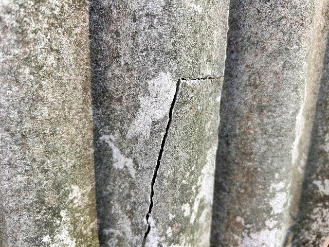 福知山市で倉庫の外壁破損を確認、ひび割れや浮きが招く雨水侵入と早期補修の重要性