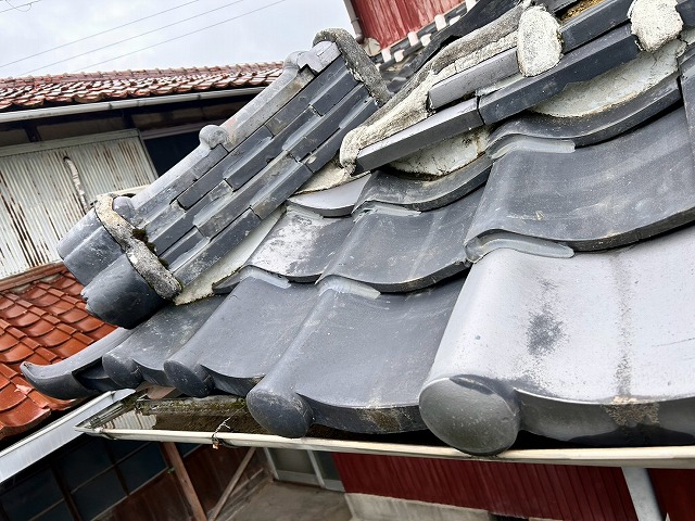 瓦屋根　雨樋　瓦ズレ