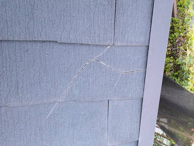 綾部市で見つかった屋根クラックと棟まわりの劣化を放置すると雨漏りにつながる理由