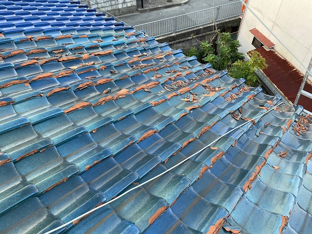 割れ瓦が散乱した屋根