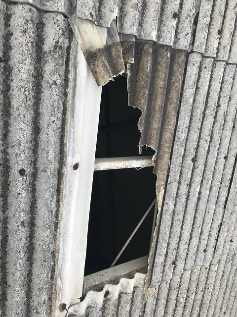 スレート屋根　波板　破損