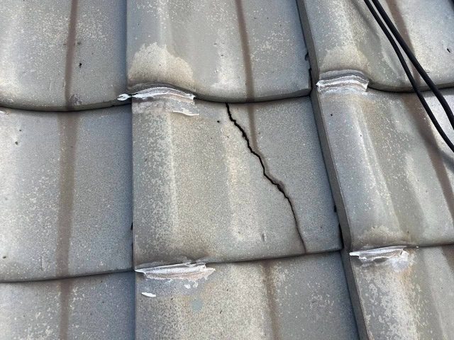 綾部市で屋根葺き替えを検討中の方へ、瓦のズレや下地の傷みを見逃さないための重要ポイント