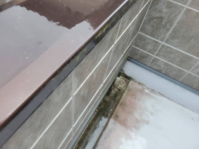 舞鶴市でベランダ防水のひび割れや膨れを放置すると危険！雨漏りを防ぐ点検と補修の進め方
