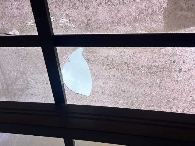 ベランダ屋根アクリル板穴あき破損　ポリカーボネート