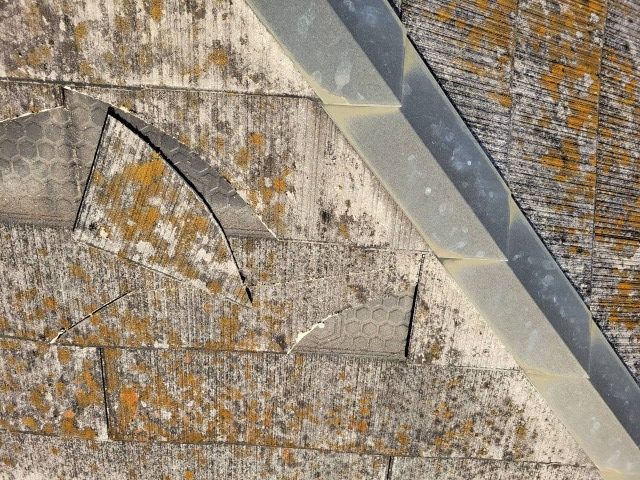 福知山市でカラーベストのひび割れや欠けを確認したら差し替えを検討！放置リスクと補修の判断ポイント