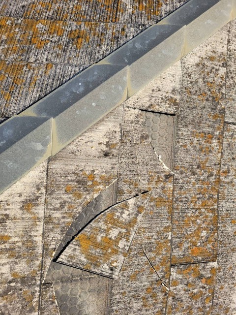 カラーベスト　割れ　棟板金