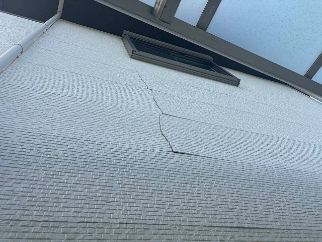 福知山市で外壁修理が必要なひび割れや塗膜の剥がれを放置すると雨漏りにつながる理由