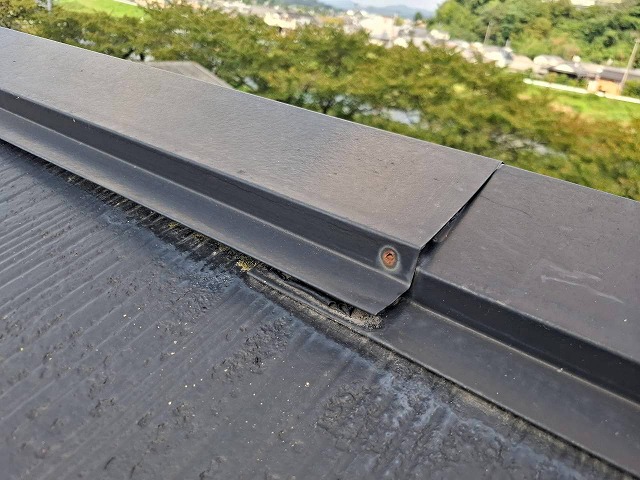 浮いた棟板金の継ぎ目