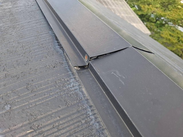 隙間がある棟板金端部