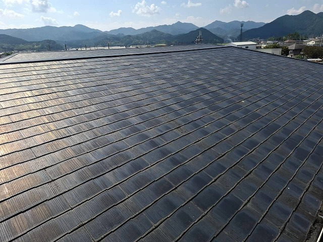 福知山市のアパートで屋根雨漏り調査、割れたカラーベストと棟板金の浮き・釘浮きを確認