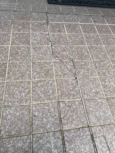 既存タイル割れ