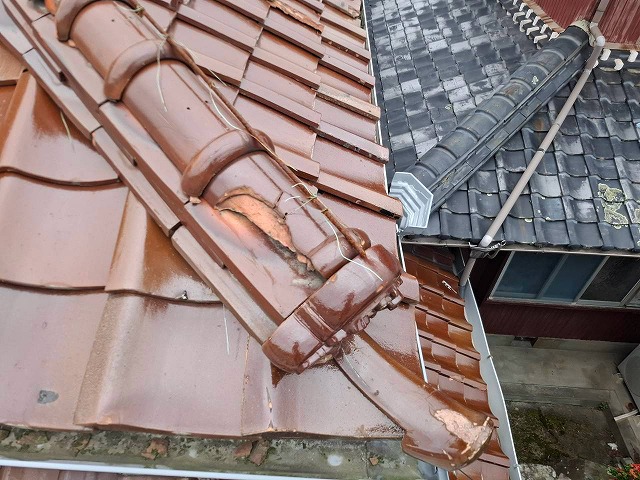 瓦屋根　棟瓦　欠け　
