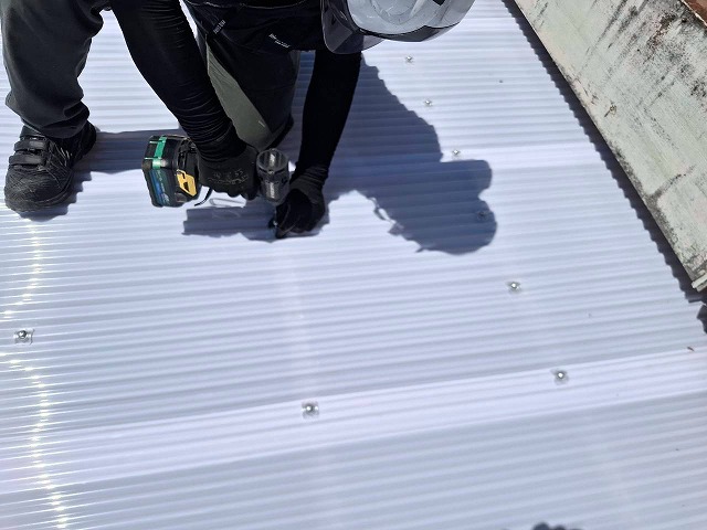 波板を固定する作業