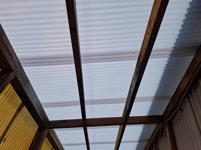 張替え後の波板屋根裏