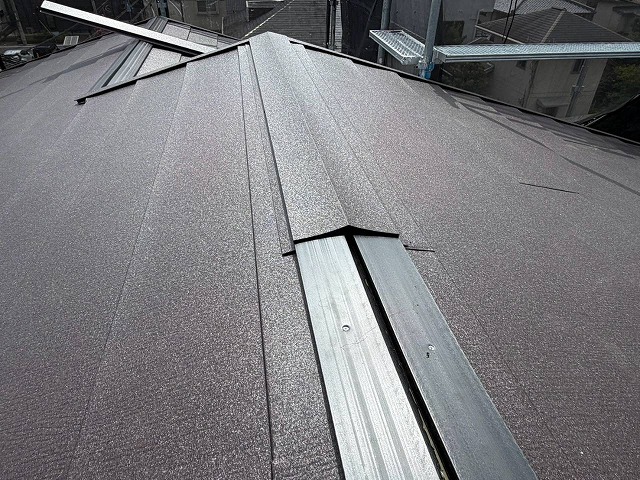 舞鶴市で屋根工事を検討中の方へ、雨漏りの原因になりやすい瓦のズレや板金の浮きを見逃さないための対策