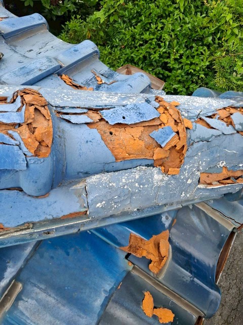 綾部市で瓦葺き替えを検討中の方へ、ズレた瓦や漆喰の傷みを見逃さない屋根点検のポイント