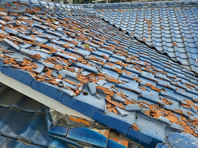 南丹市　瓦屋根からの雨漏り　調整すると全体的に劣化していた　また雨樋詰まりや瓦棒屋根の塗膜剝離や錆も確認　今後安心できるよう全体的なメンテナンスをご提案