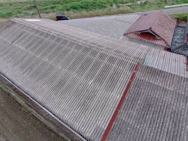 福知山市　農業用倉庫で発生した雨漏りをドローンで調査　苔や過去の補修跡を確認　長く安心できるカバー工事をご提案　