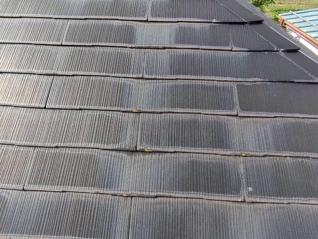 福知山市でスレート屋根のひび割れや色あせを確認したらカバー工法を検討したい理由