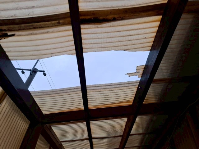 福知山市　物置の波板が台風で破損…火災保険で修理できる可能性も！波板張り替えと申請サポートをご提案