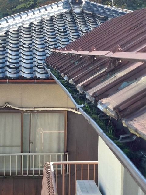 舞鶴市で雨樋交換を検討中の方へ、外れた金具と歪んだ雨樋が示す住まいの危険サイン
