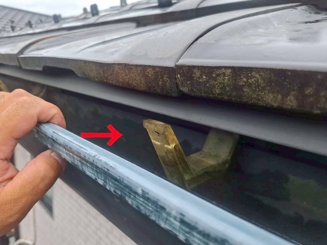 福知山市で雨樋から水漏れ｜原因はゴミ詰まりではなく雪害による受け金具の破損でした