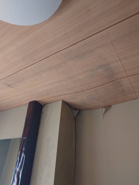 丹波市で雨漏り修理と点検を検討中の方へ、天井のシミや屋根材のズレを見逃さない対処法