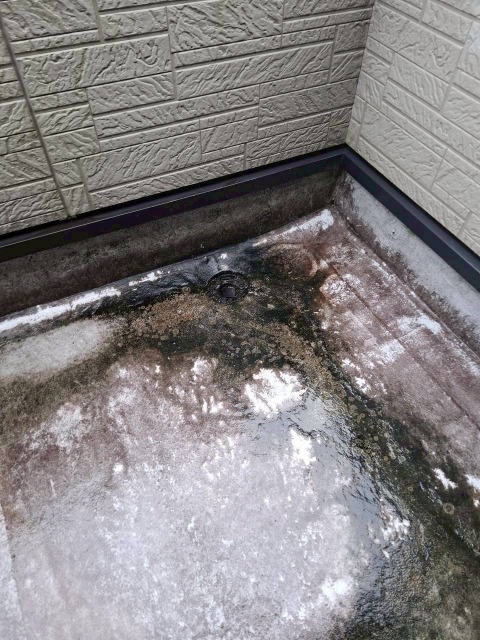 福知山市　ベランダの苔や汚れは要注意？築25年・未メンテナンスのベランダ防水を点検しました
