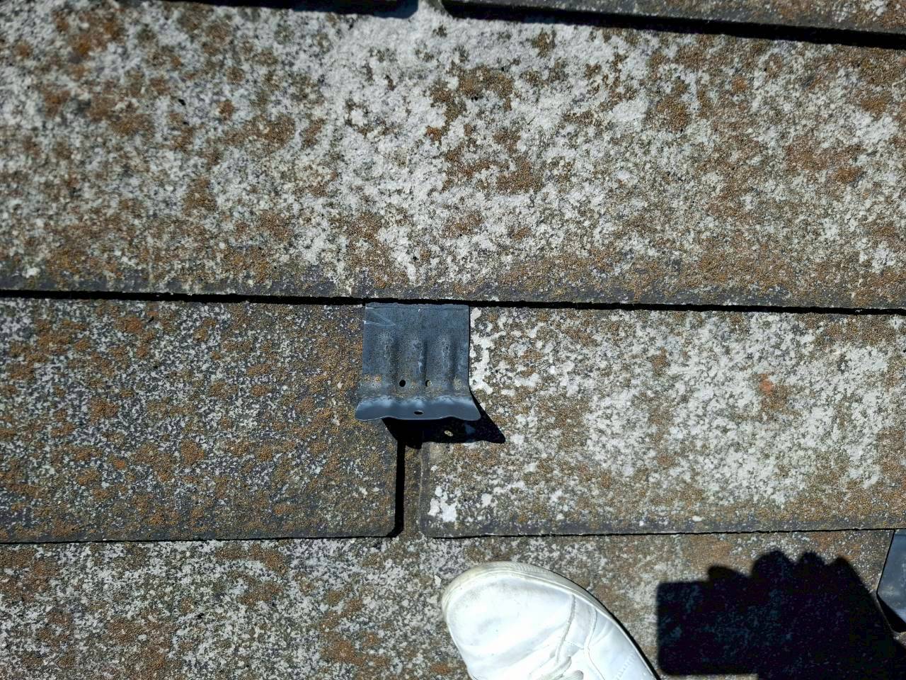 スレート屋根　カラーベスト　雪止め