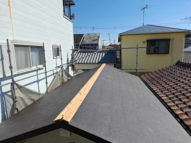福知山市の屋根葺き替えとは？雨漏り・瓦のズレ・下地劣化を見極める判断基準