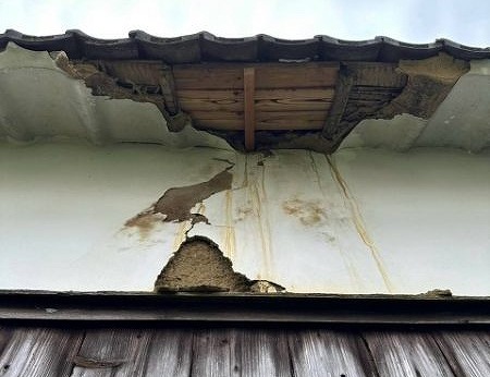 福知山市で雨漏り補修を検討中の方へ、天井のシミや屋根材のズレを見逃さないための対処法